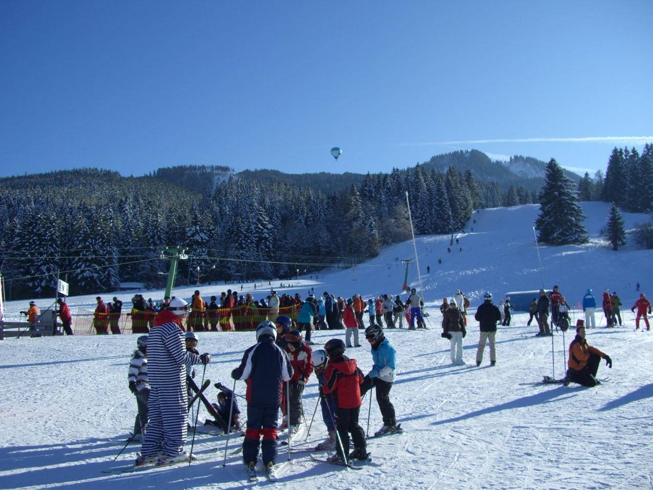 冬天滑雪场的人群图片