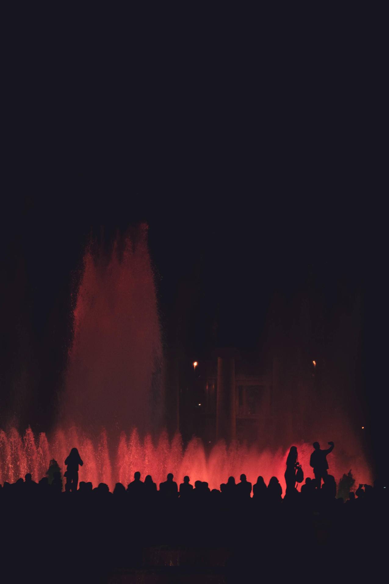 喷泉附近的人影