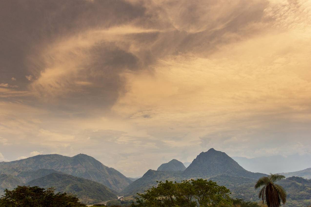 云天下的山景