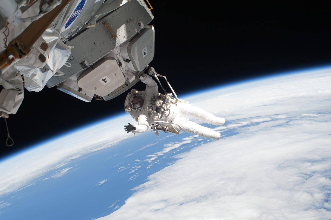 宇航员太空行走高清图片