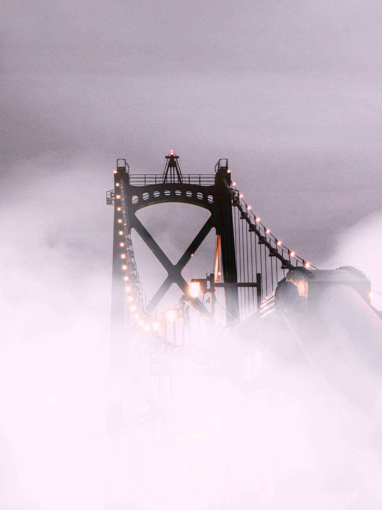 雾天悬索桥