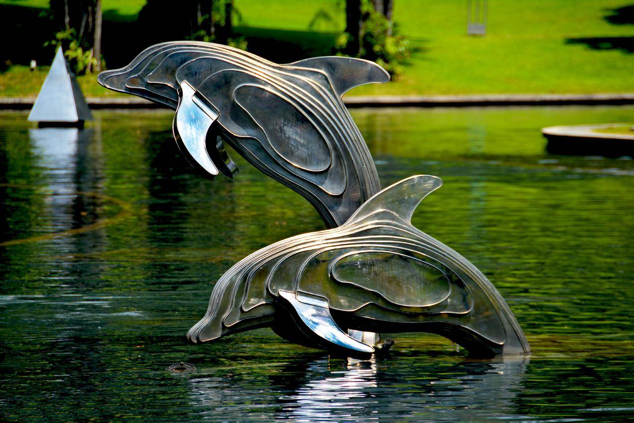 灰色和黄铜金属海豚池装饰
