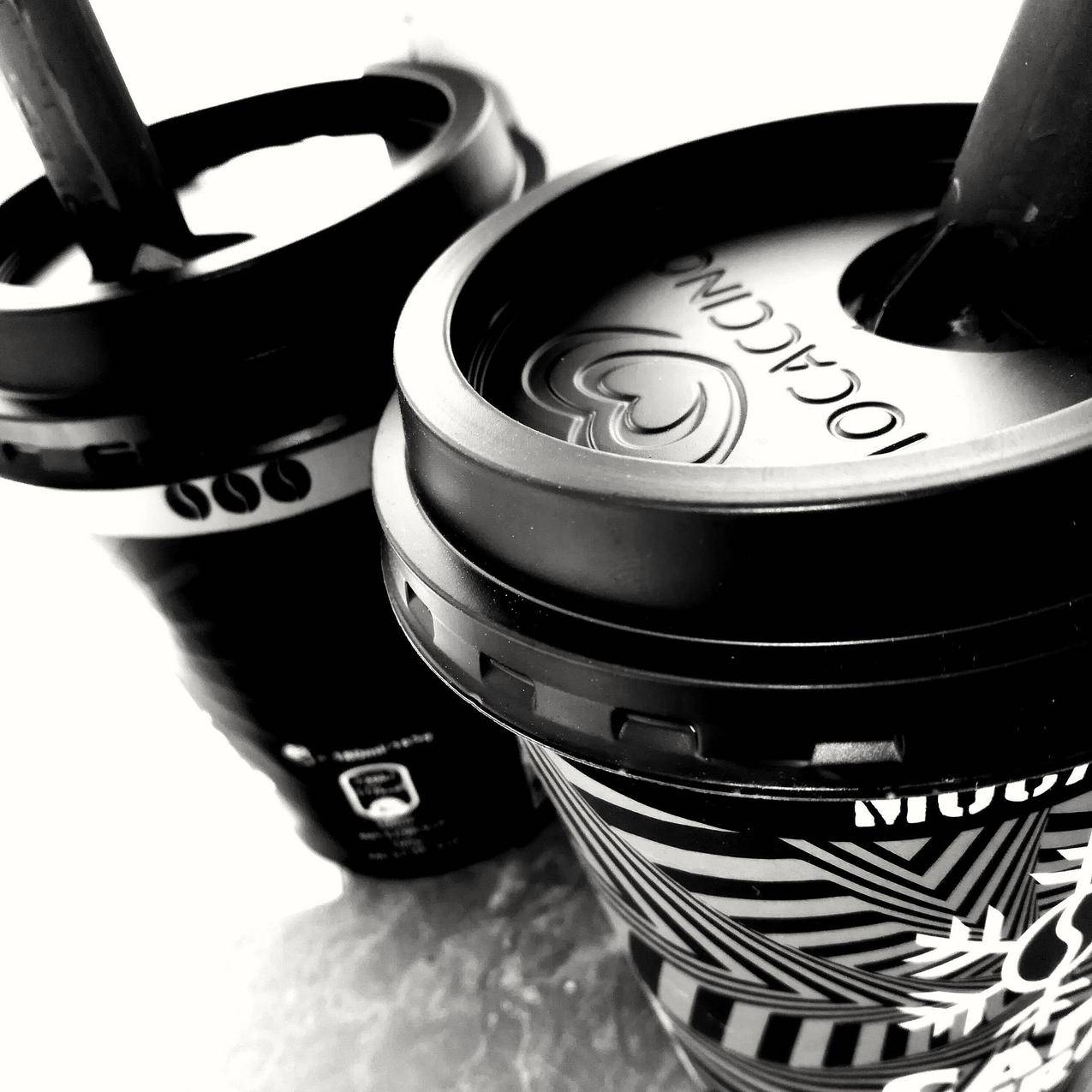 两杯咖啡的黑白图片
