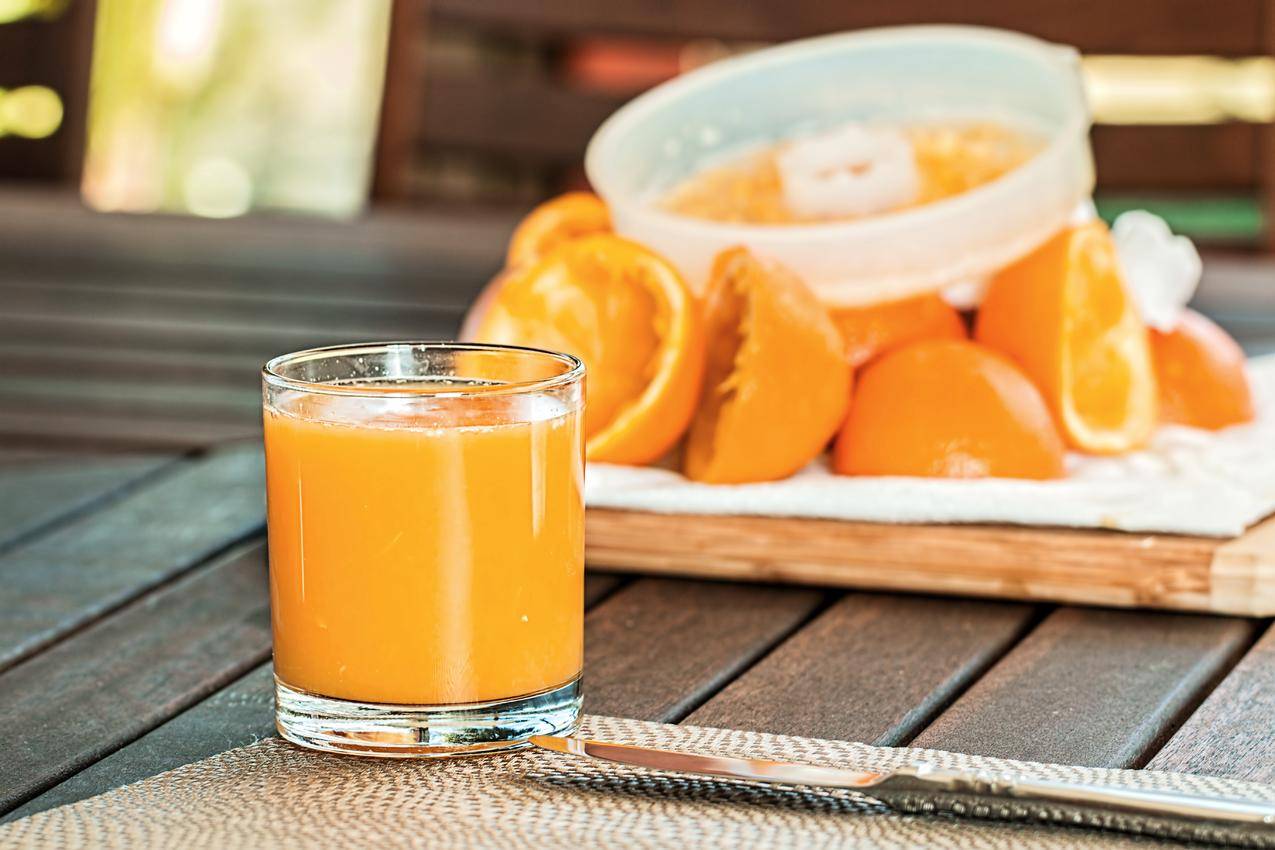 纯橙汁的选择性聚焦摄影