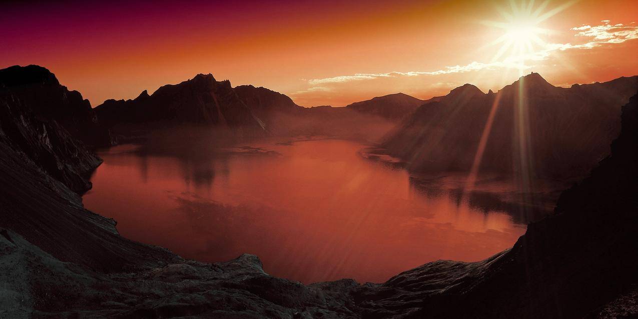 日落时群山环绕的水体
