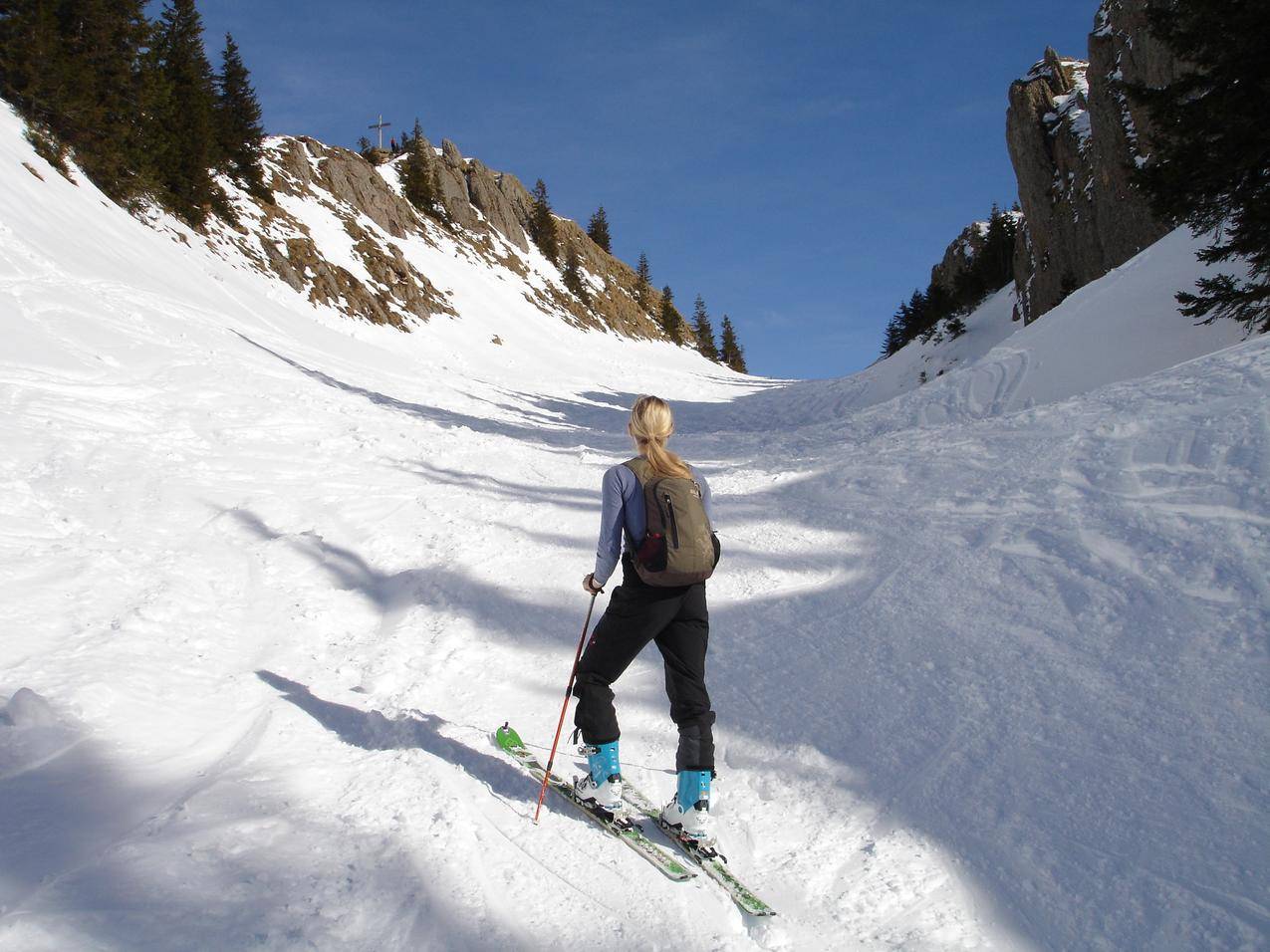 滑雪运动的女生背影图片