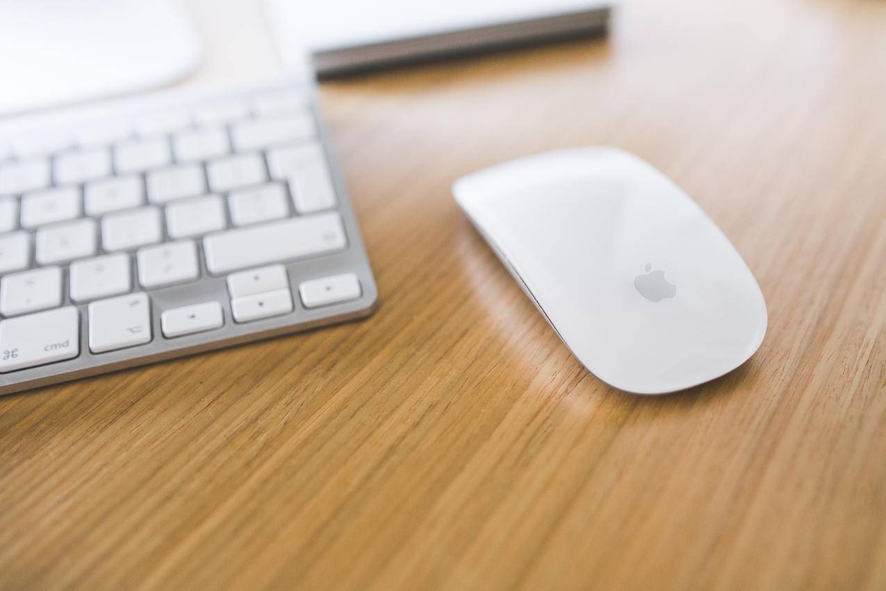 木桌上的白苹果鼠标和键盘