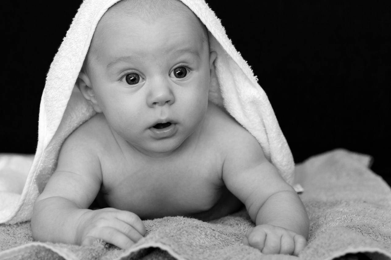 白毛巾覆盖婴儿摄影