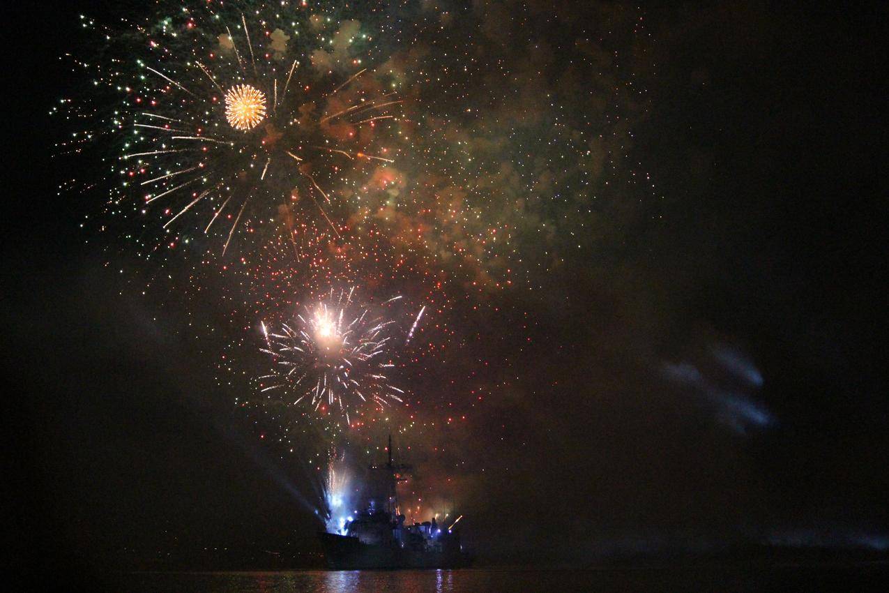 海面夜空的烟花高清图片