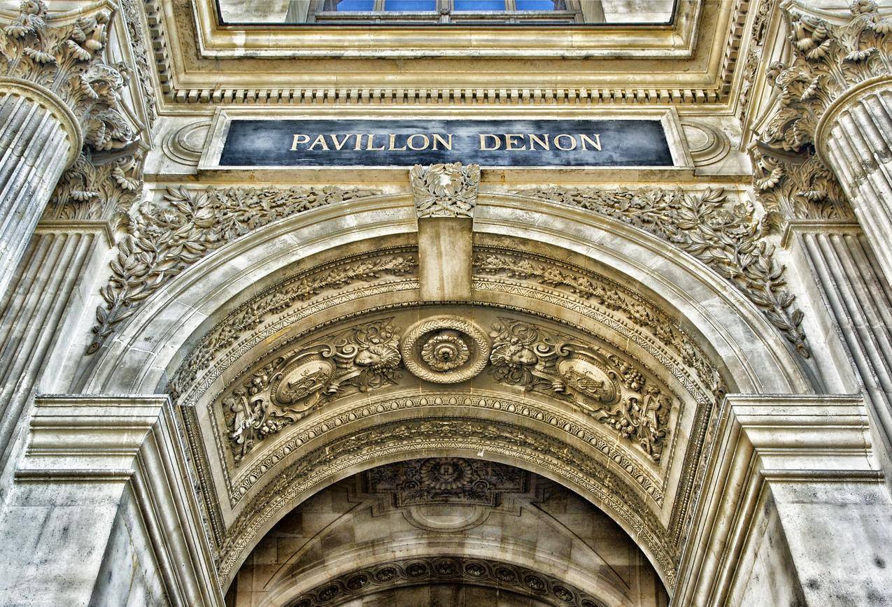 巴黎罗浮宫的入口大门浮雕图片