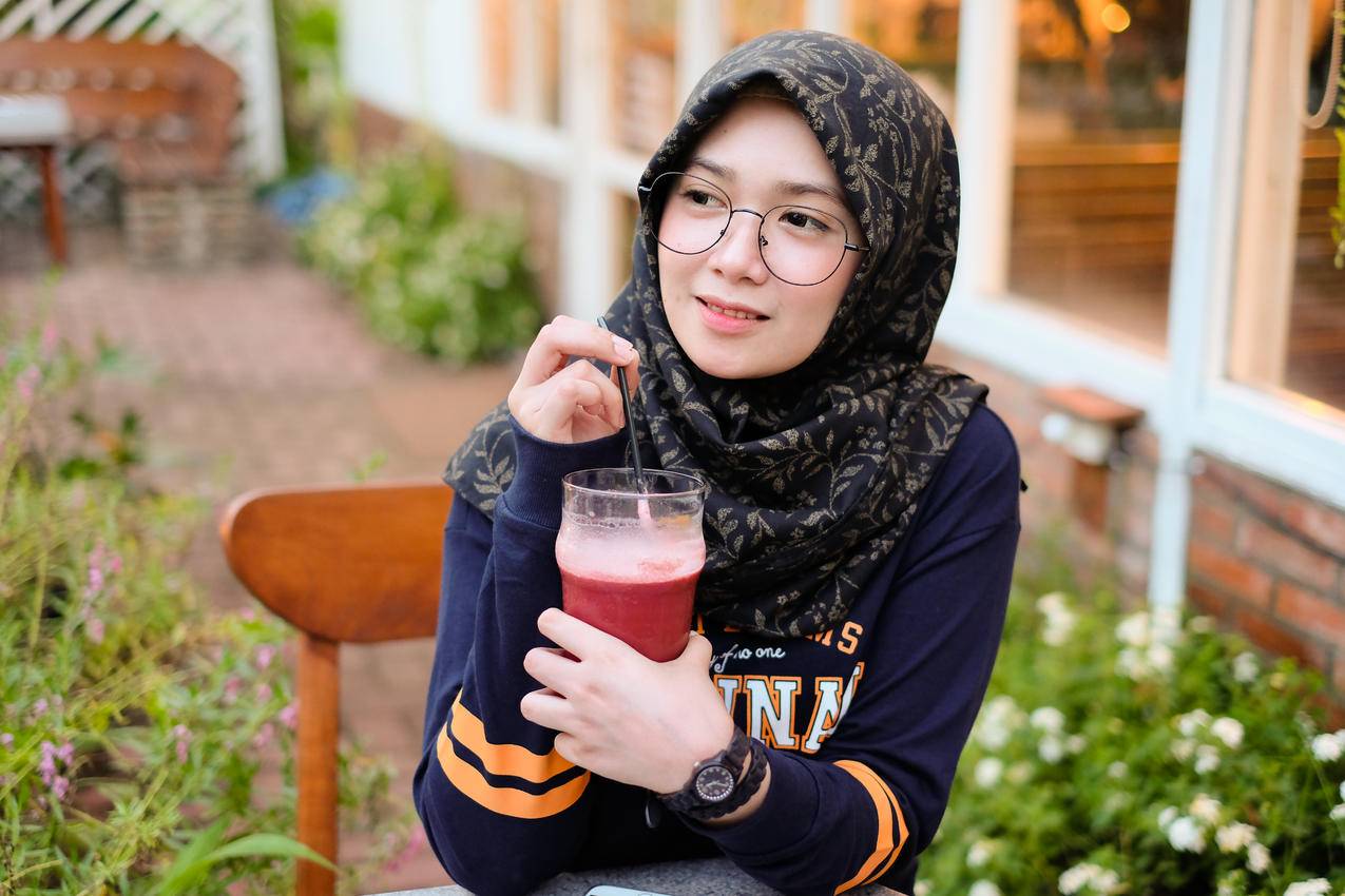女子捧红汁杯