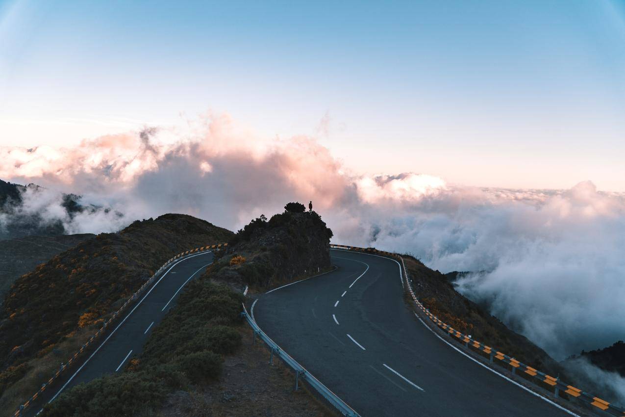 山区蜿蜒的公路高清图片