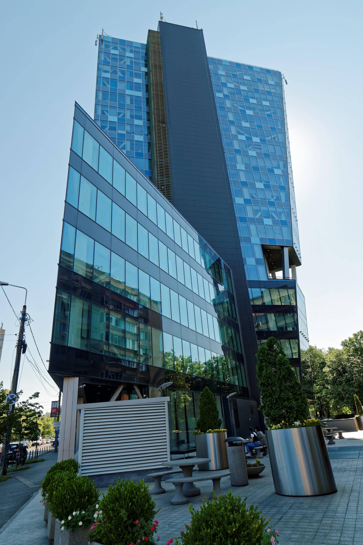 黑灰混凝土高层建筑