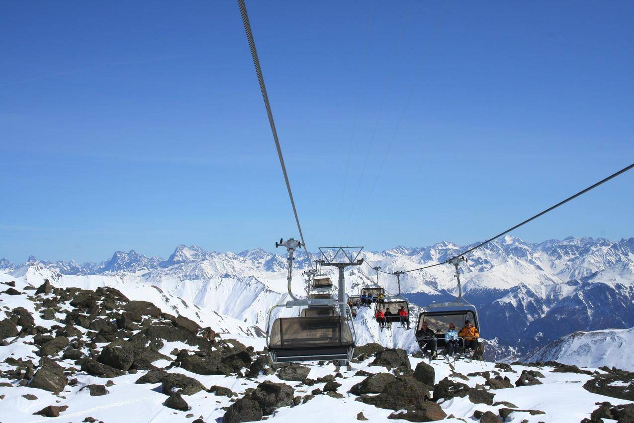 瑞士雪山的观光缆车图片
