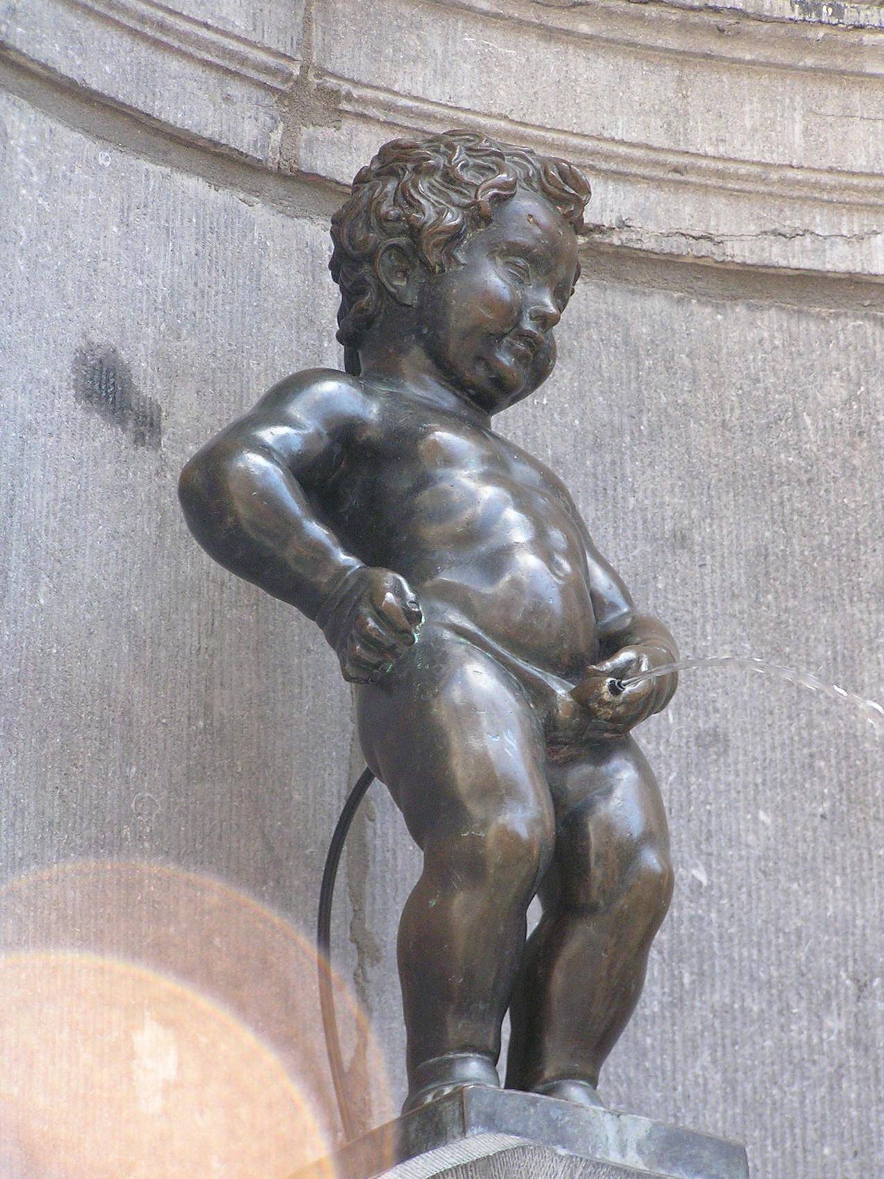 布鲁塞尔的撒尿小男孩雕塑图片
