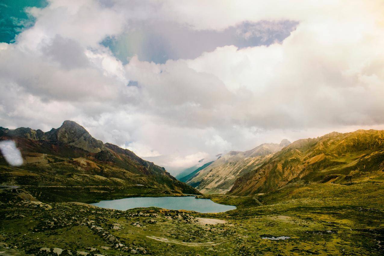 高山的湖泊与云层图片