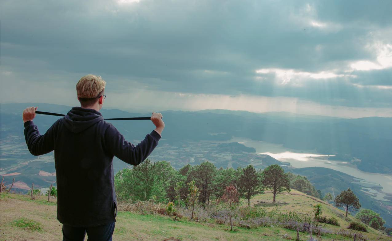 Man,Wearing,Hoodie站在云天下的山峰