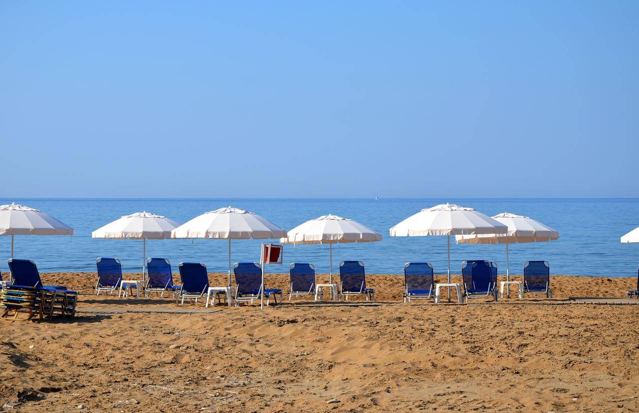 夏日海边沙滩上的太阳伞图片