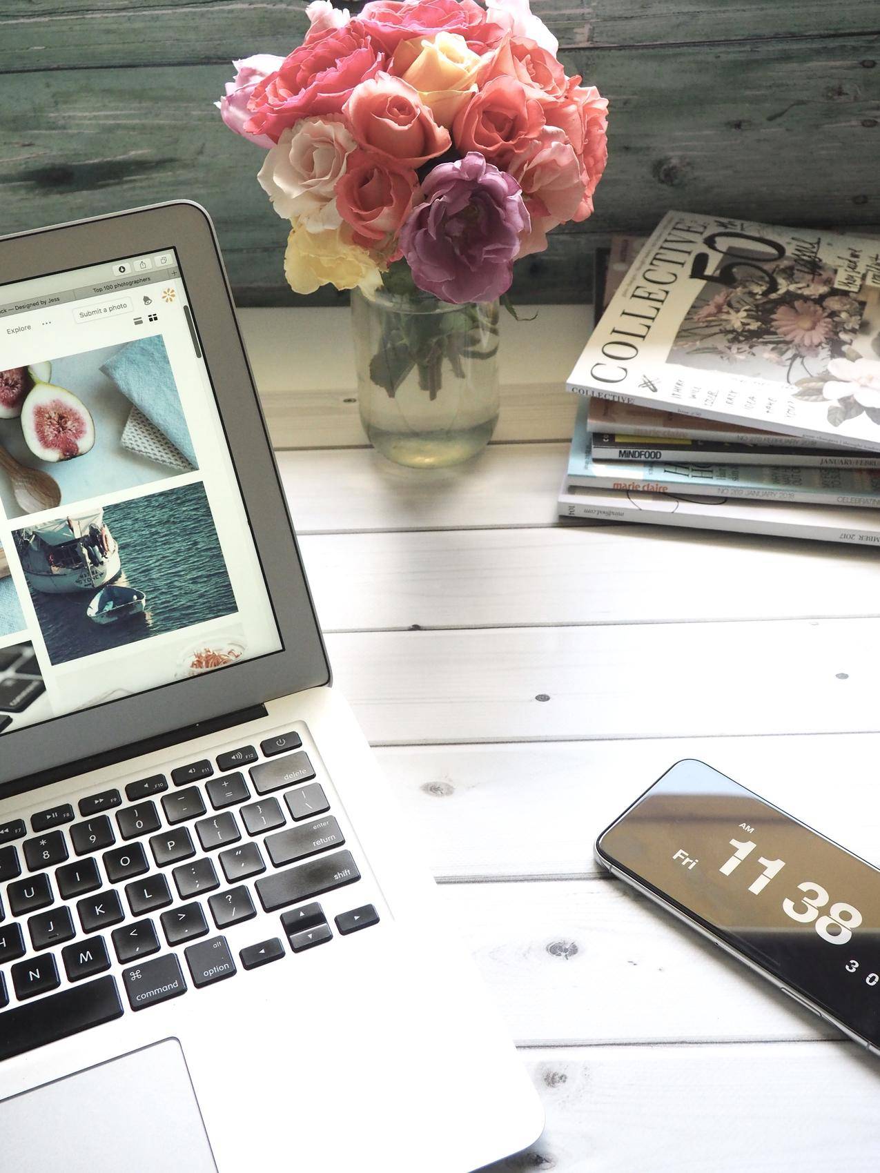 MacBook,Air,Flower,Bouquet和白桌上的杂志