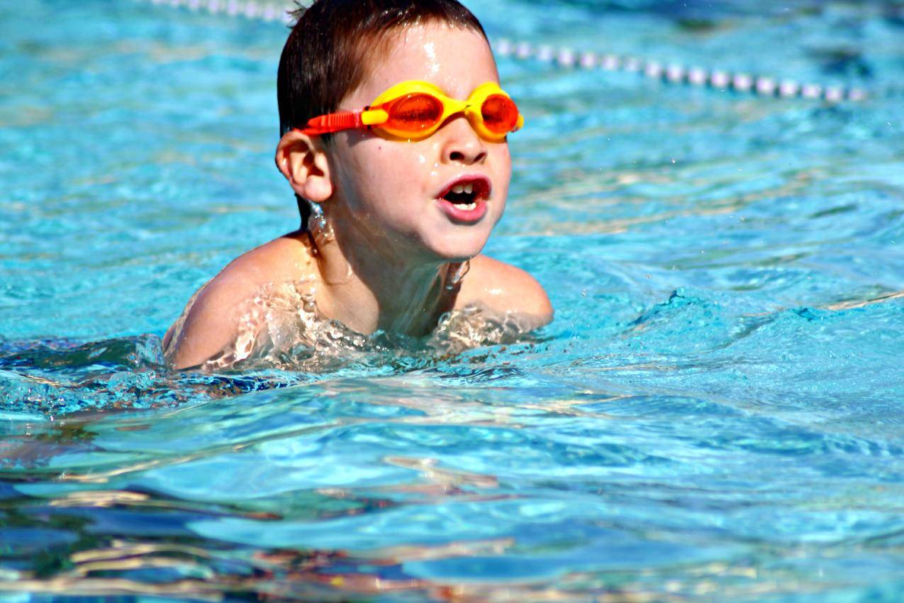 游泳的小男孩人物图片
