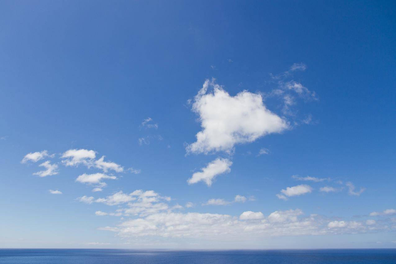 海平面的蓝天白云图片