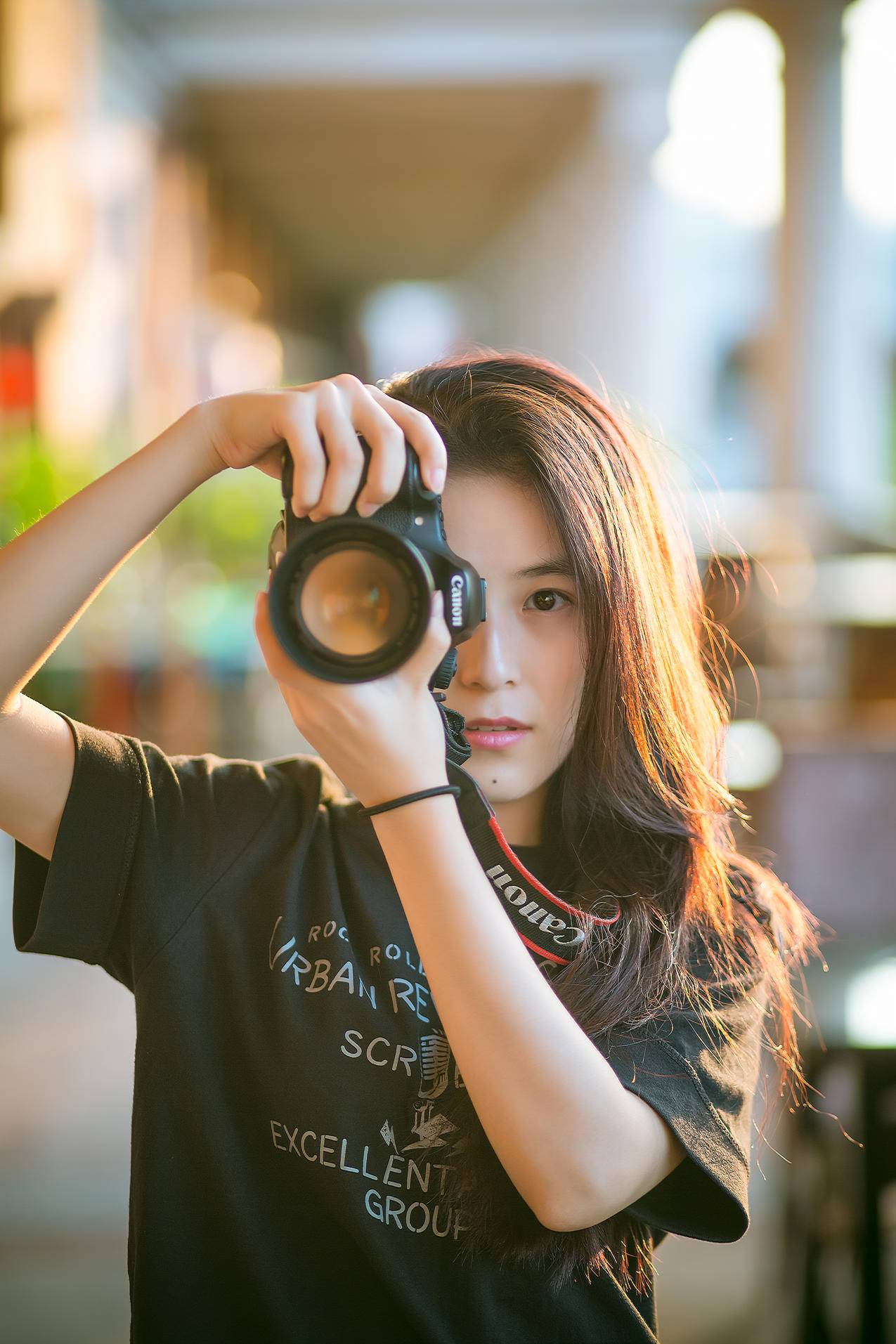 拿单反相机拍照的外国姑娘-欧莱凯设计网