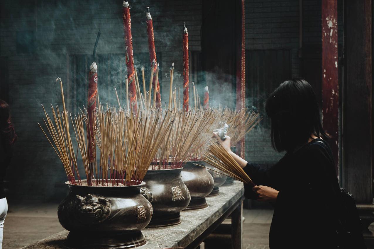 宗教信仰烧香的人物图片