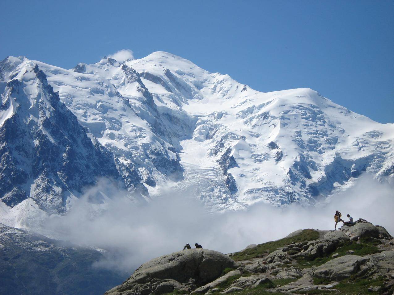 雪山山峰云雾高清图片