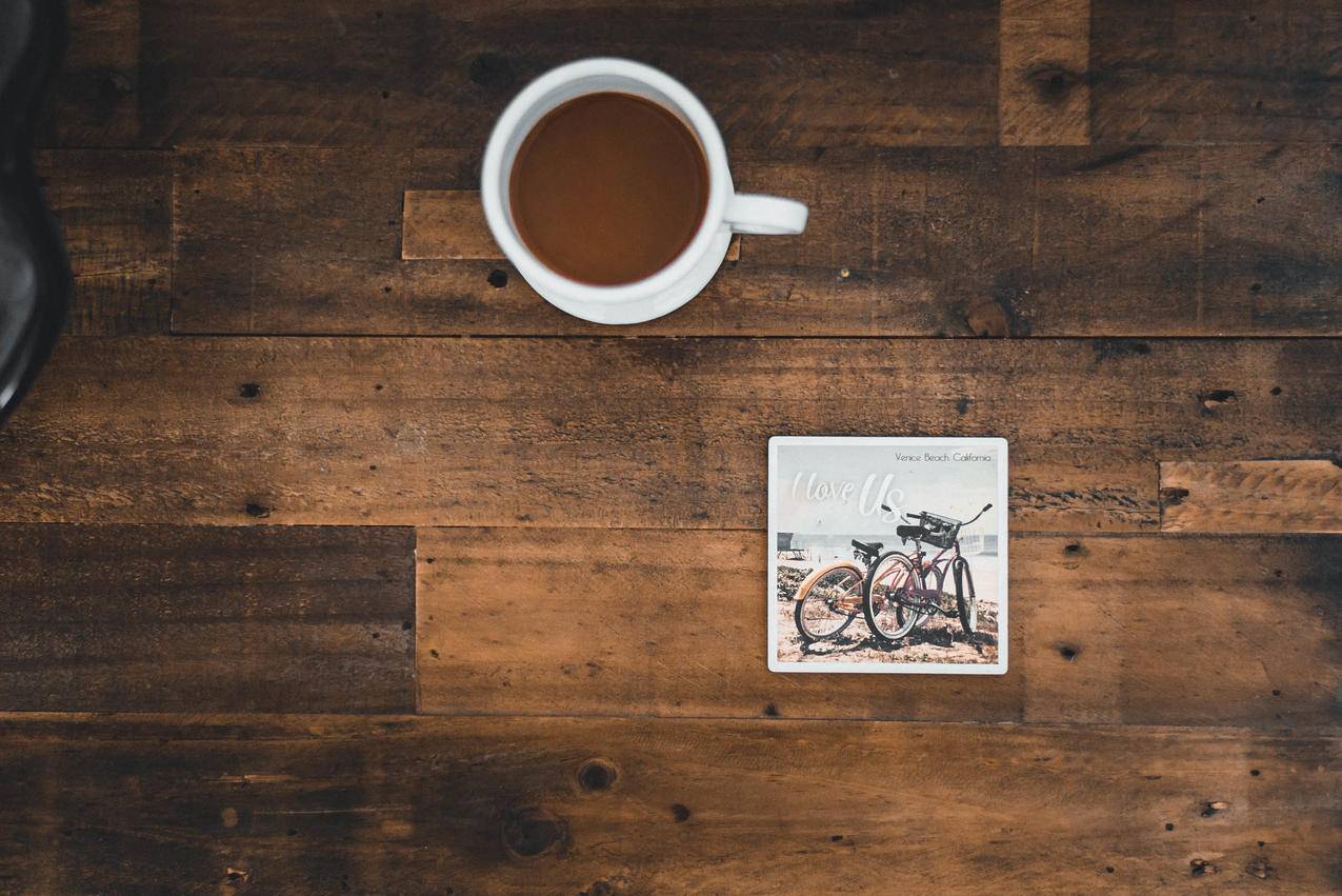 两杯山地自行车图片旁的咖啡杯