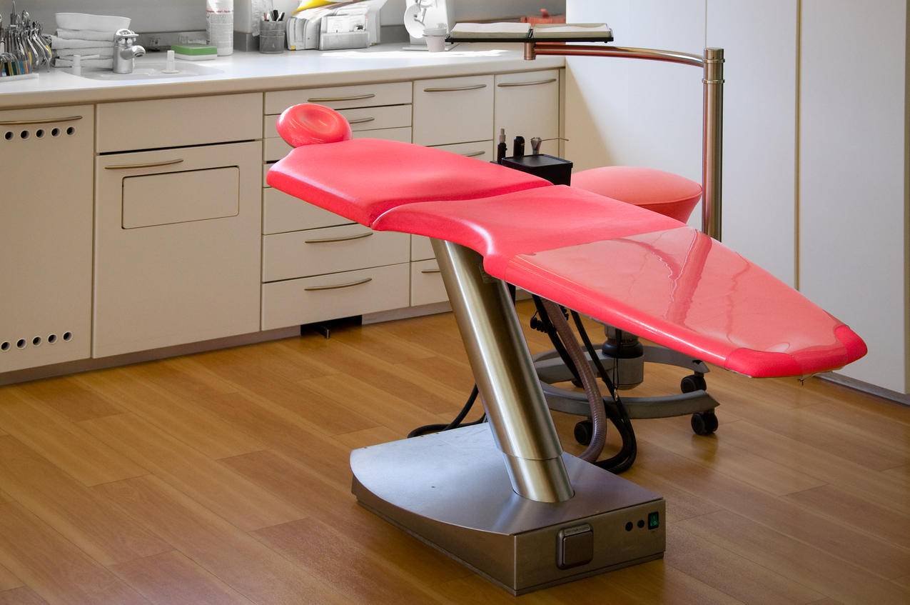 灰色金属框架红色牙科治疗椅