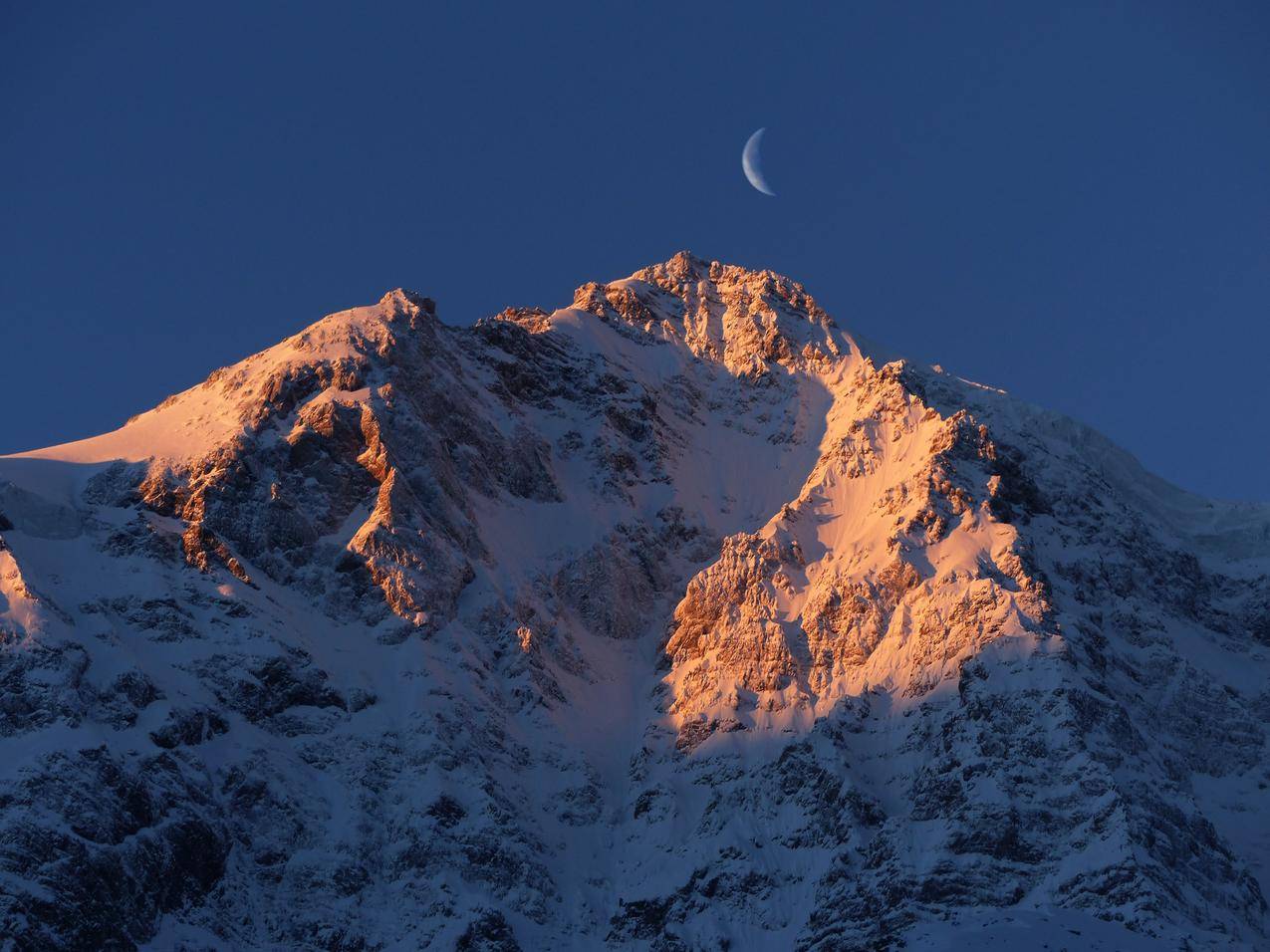 雪山月月4k壁纸