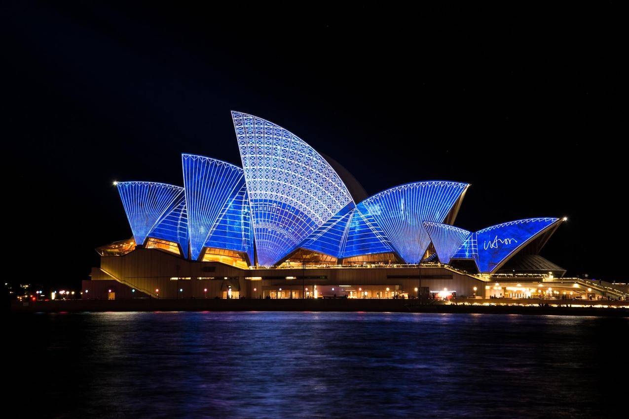 夜晚蓝色照亮悉尼歌剧院