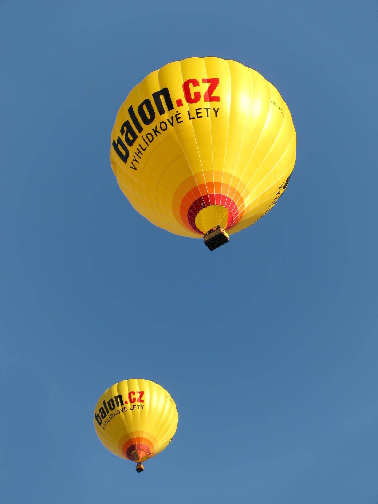 黄色的热气球高清图片