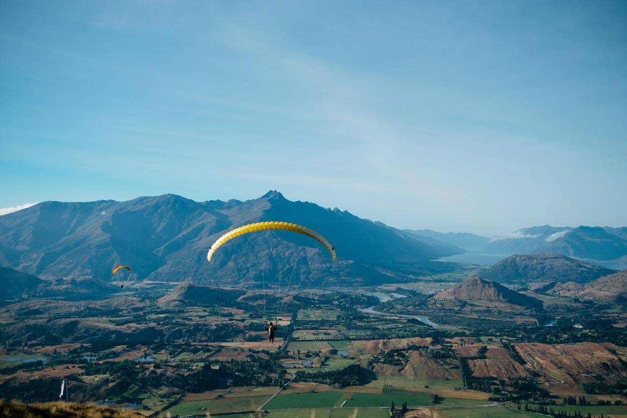 山峦景观与滑翔伞运动的图片