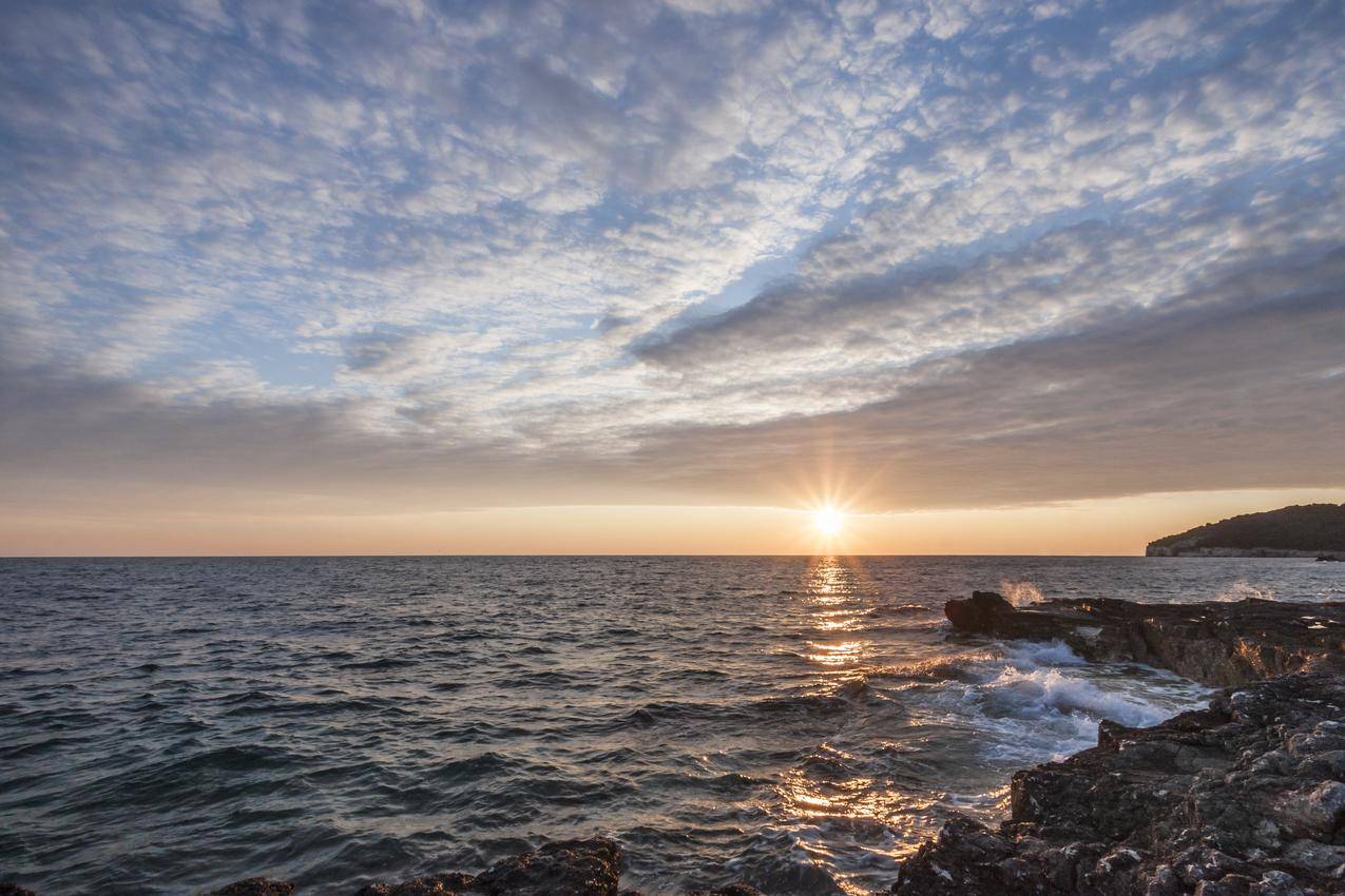 夕阳下的海边黑岩