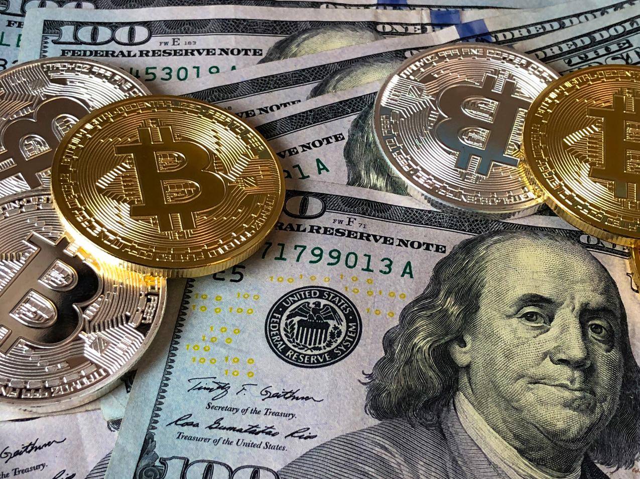 Bitcoins与美元钞票