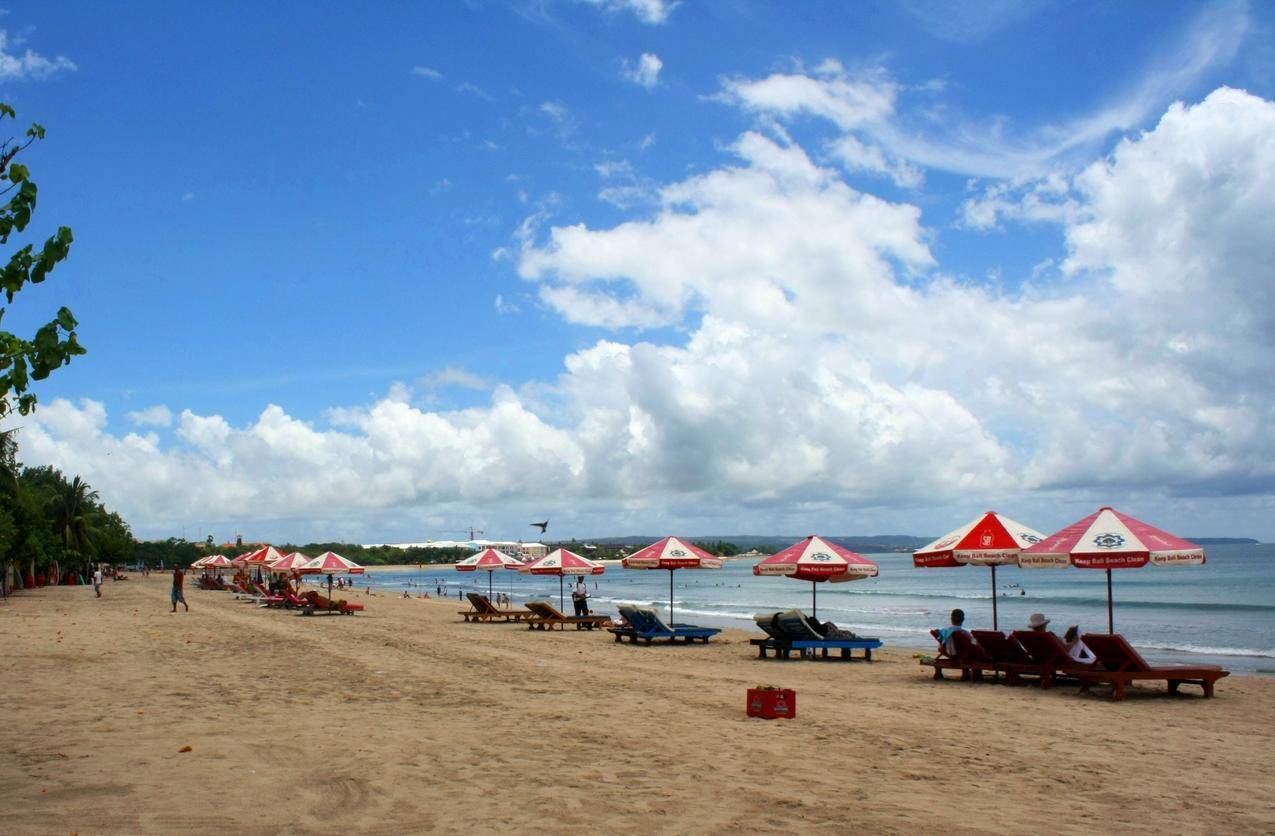 印尼夏天的蓝天白云海滩风景图片