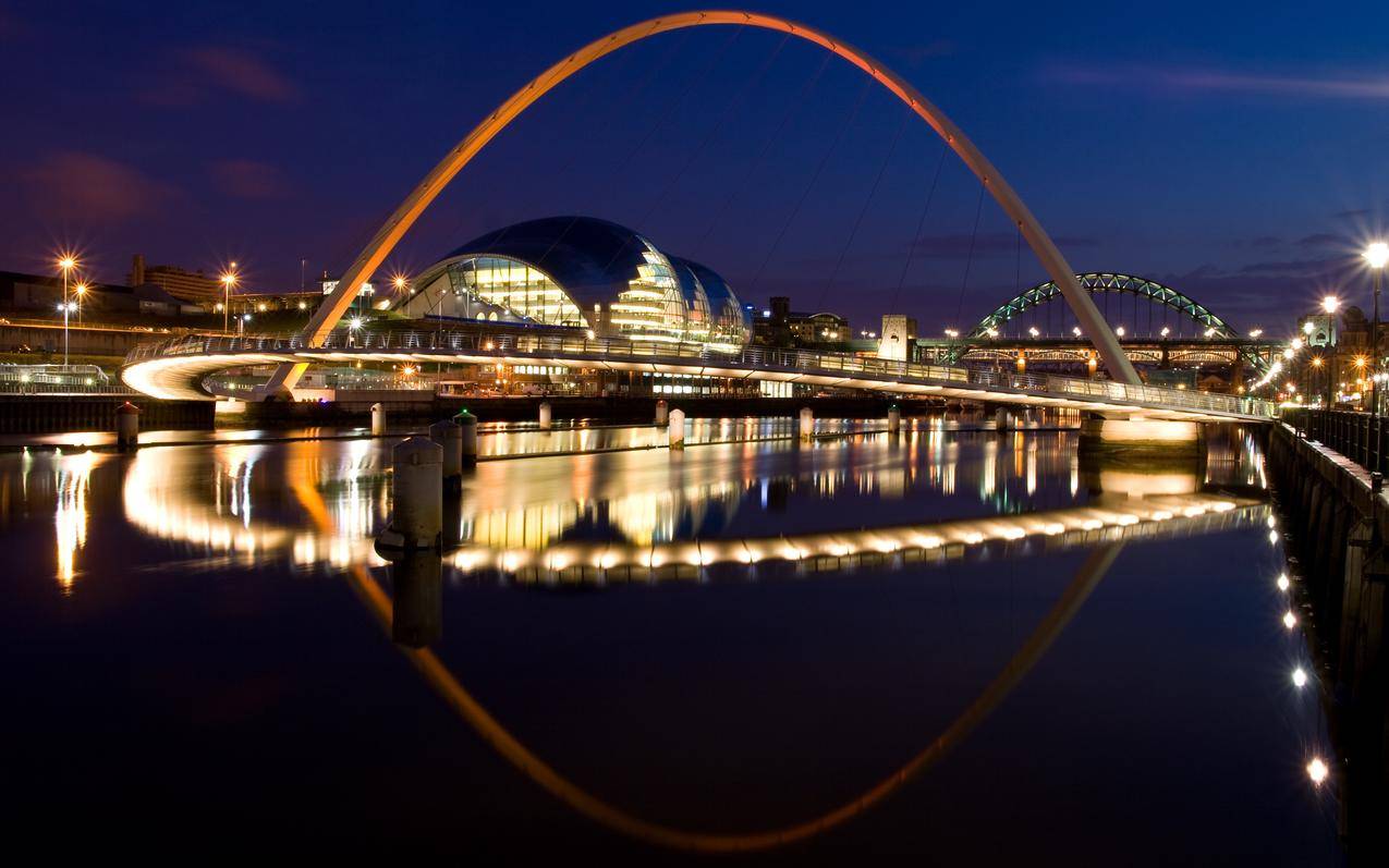英国盖茨黑德千年大桥夜景图片