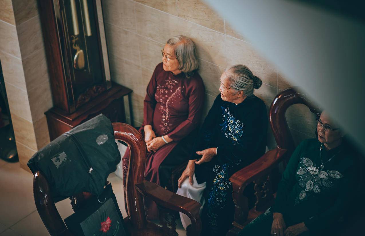 三位坐在椅子上的老妇人摄影