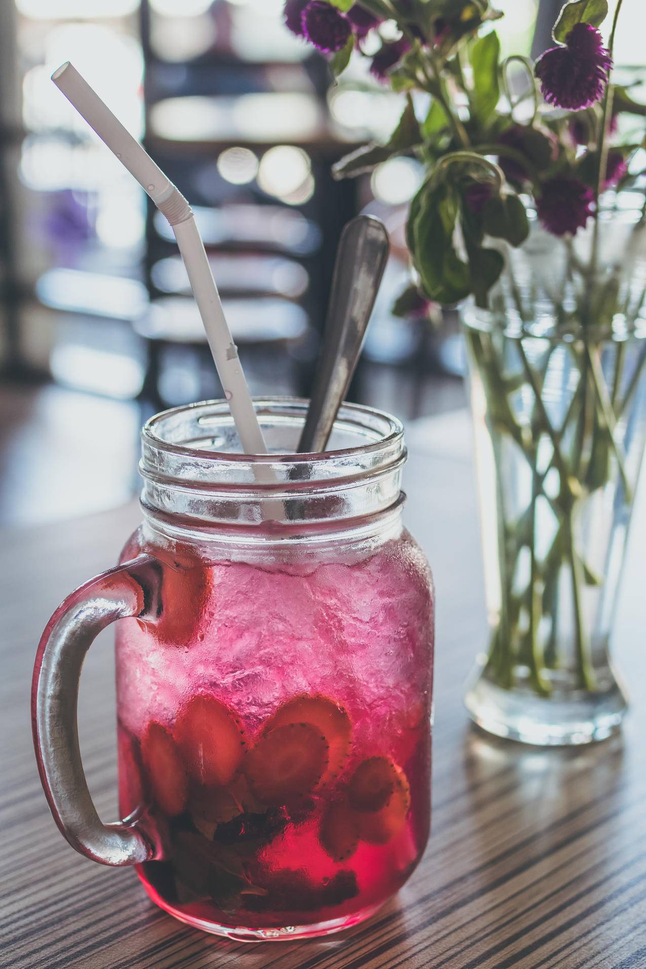 红色饮料在花瓶里装满透明的玻璃梅森杯