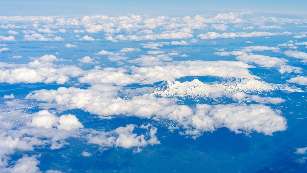航拍雪山与云朵的图片