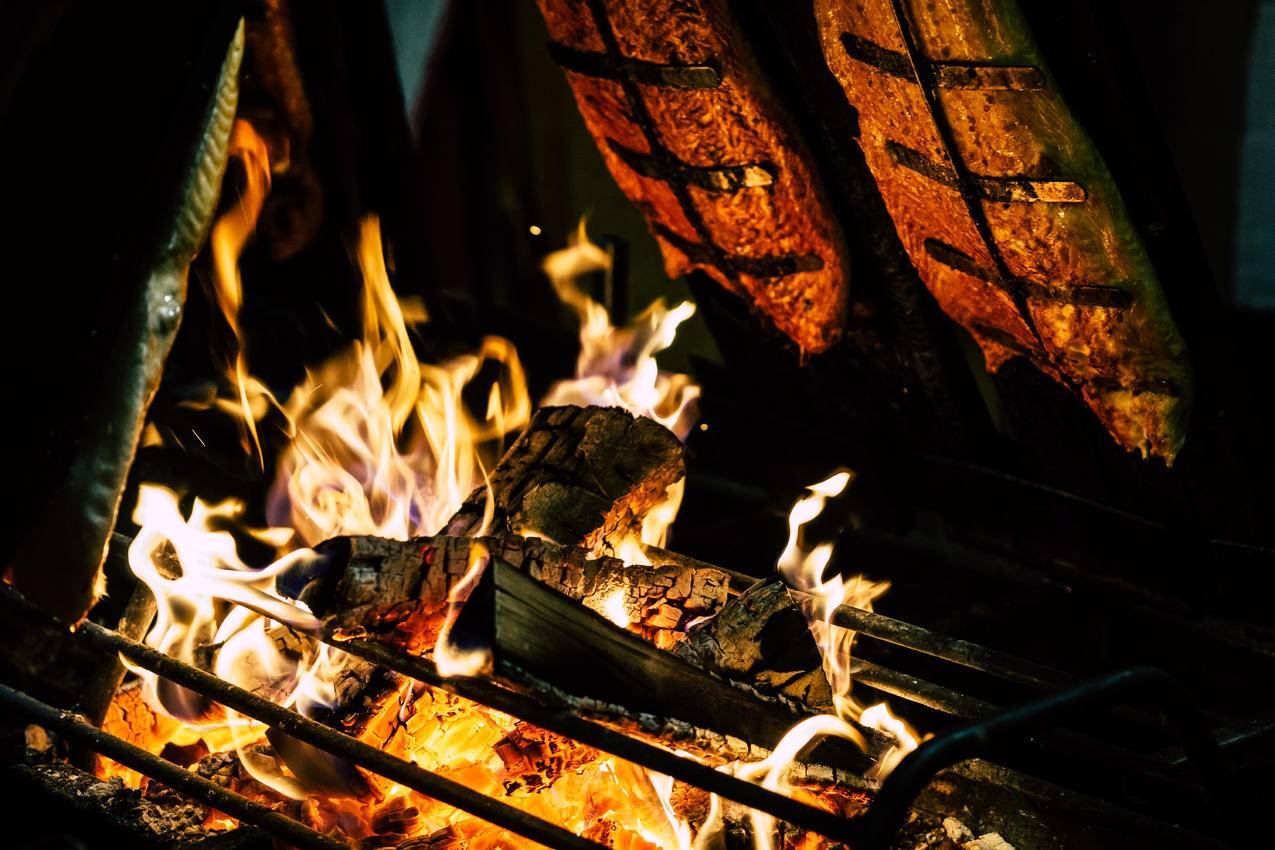 黑钢炉篦燃烧木材的焦点高清大图
