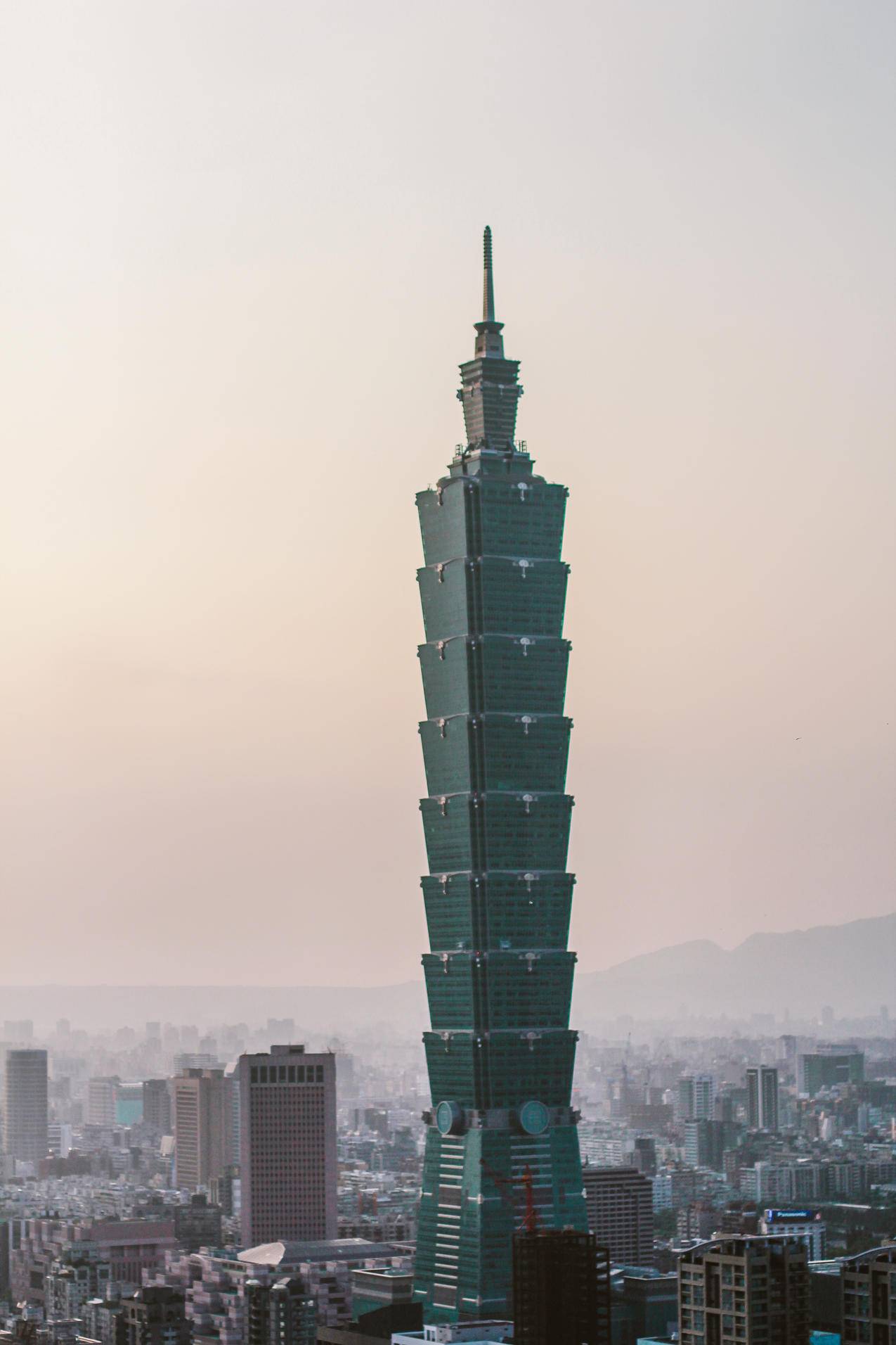 白昼晴空下的台北101