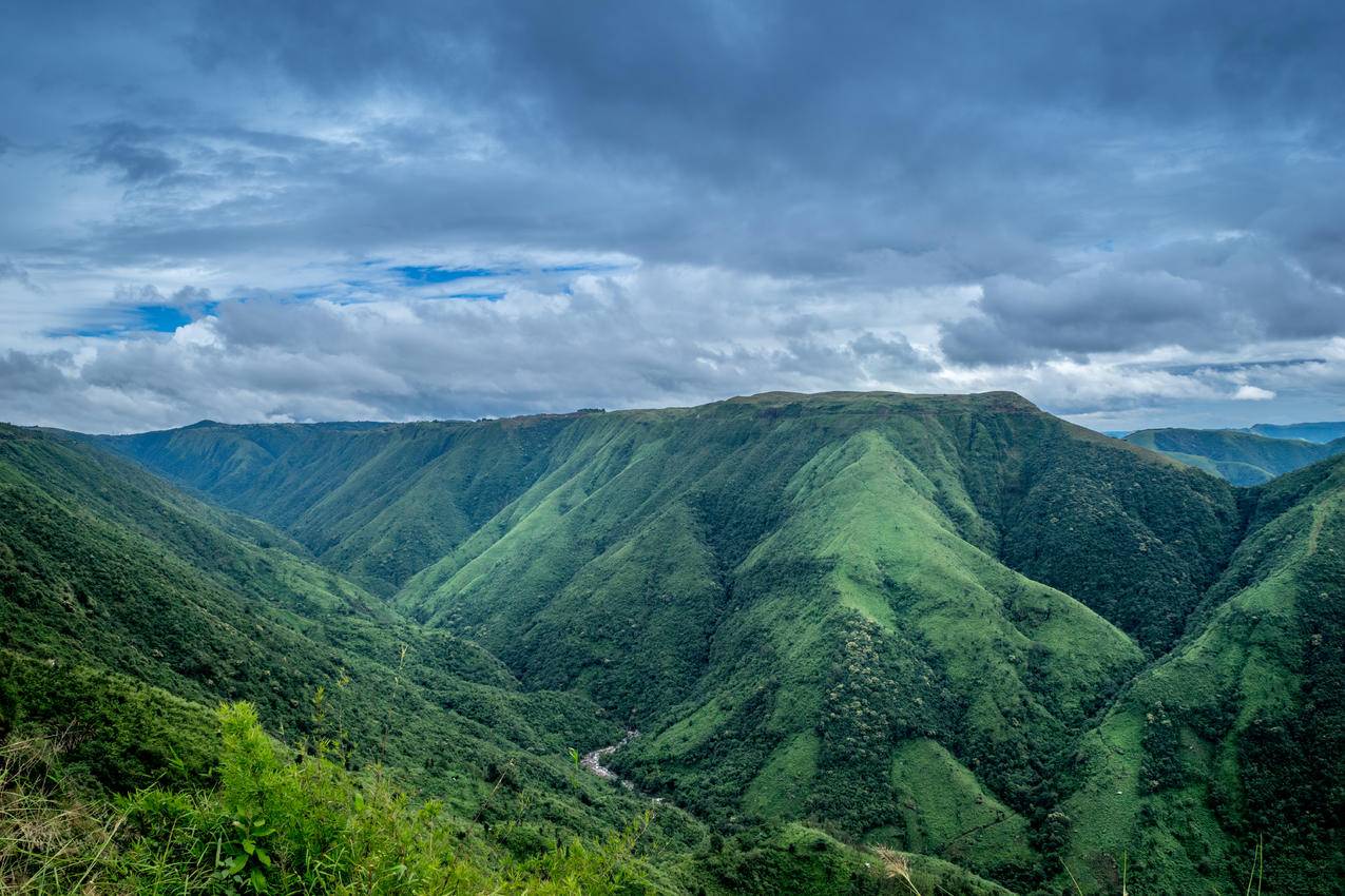 云天下的青山风景摄影