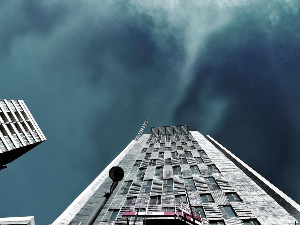 暴风雨天气下白色高层建筑的虫眼摄影