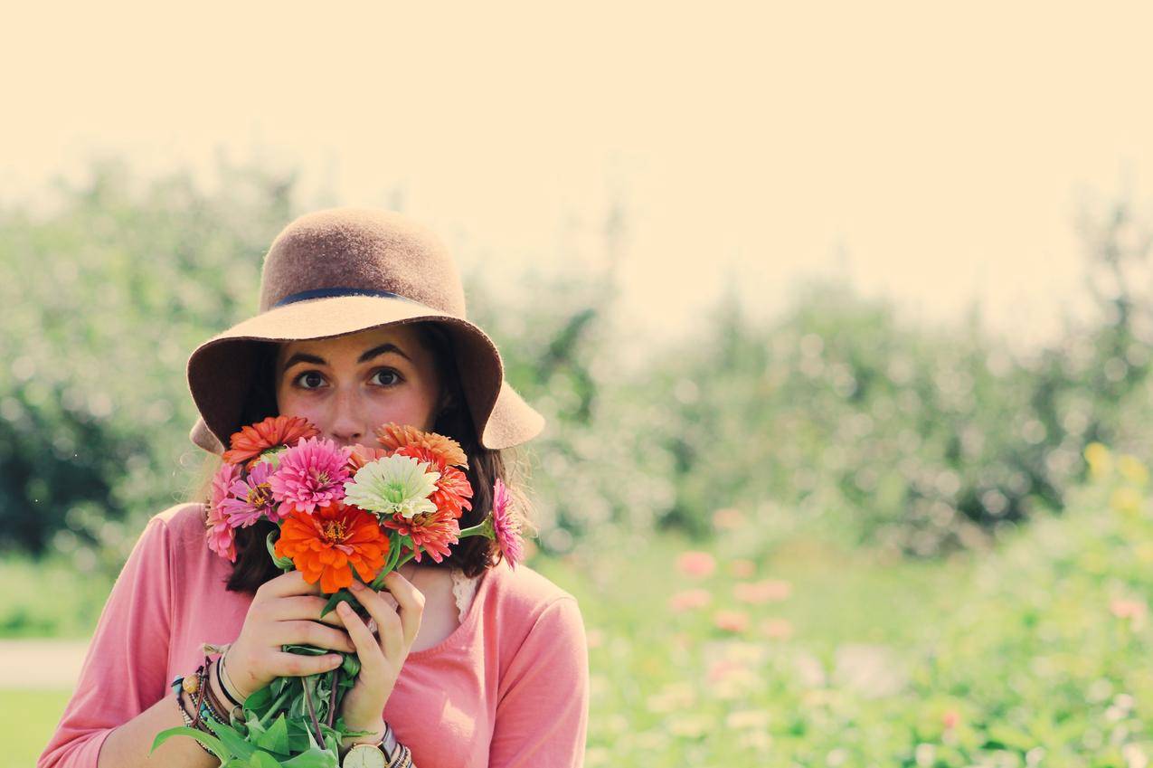 Woman,Wearing,Hat捧着鲜花被植物包围