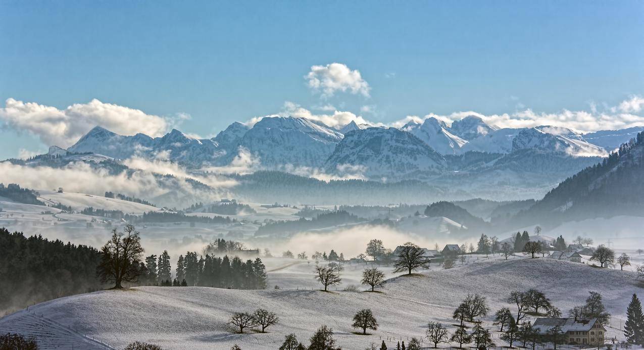 冬天的雪山村庄意境风景图片