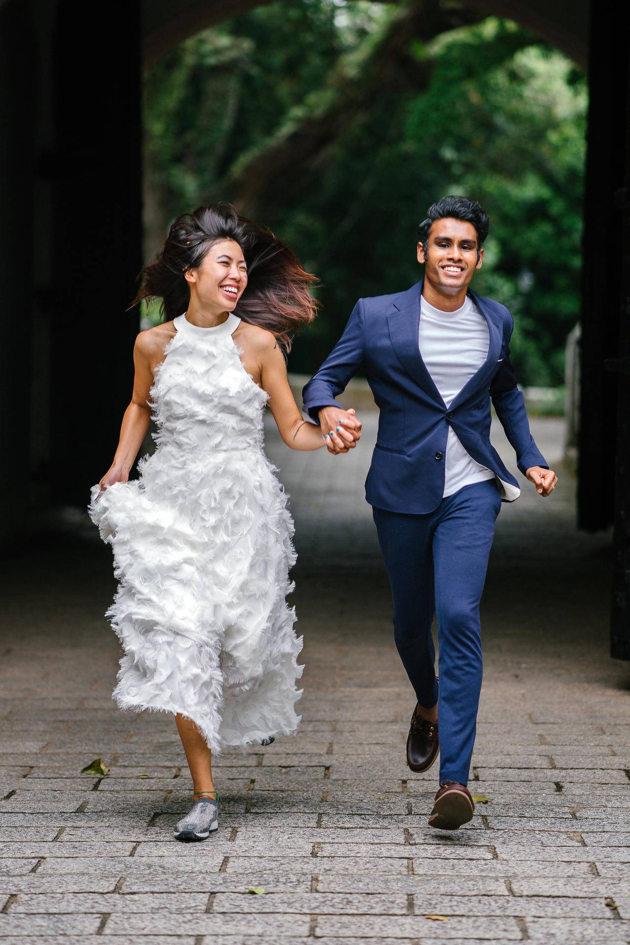 新郎新娘在混凝土通道上奔跑