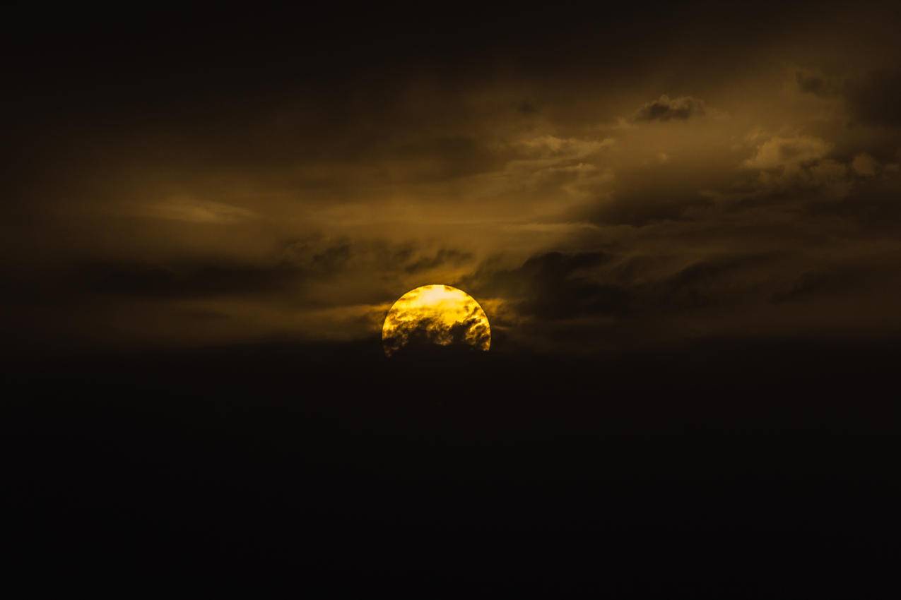 云后月亮的摄影