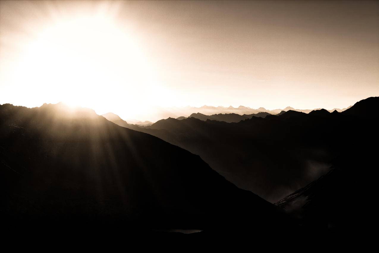 日出时的山脉摄影